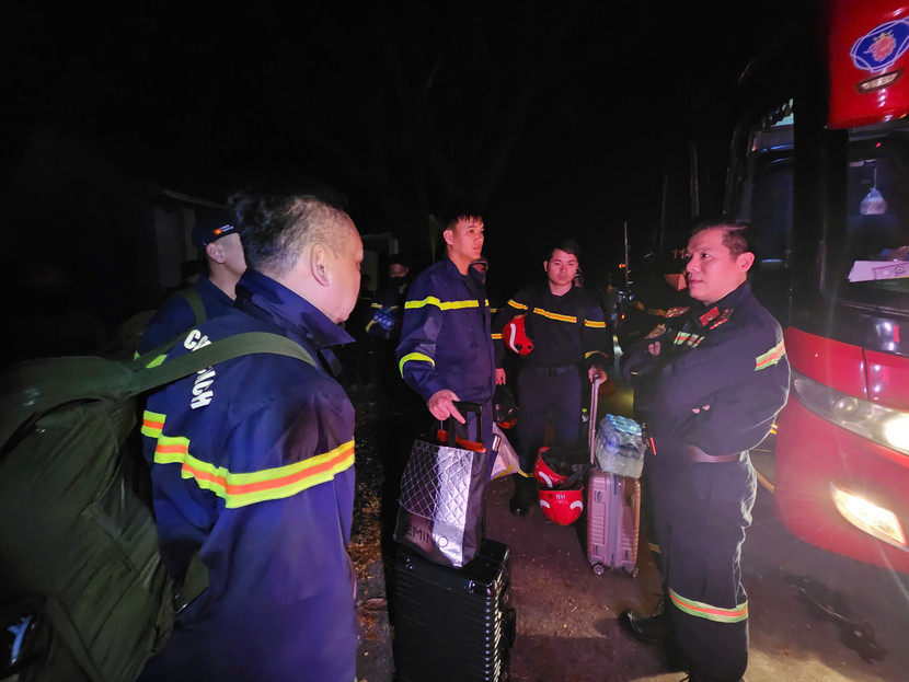 Đoàn công tác di chuyển ngay trong đêm từ sân bay Yangon đến hiện trường làm nhiệm vụ tìm kiếm cứu nạn