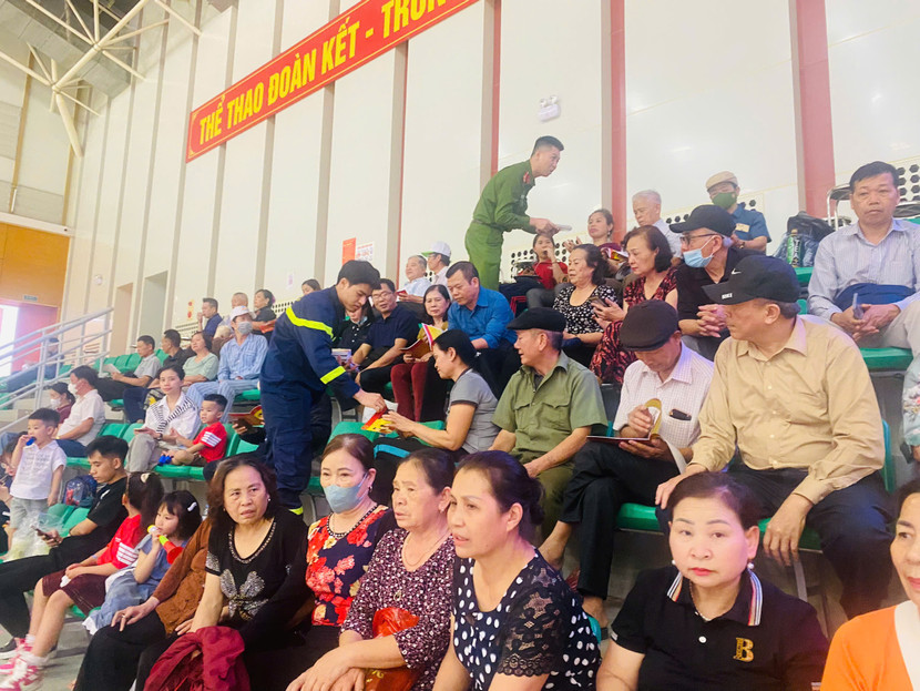 Cảnh sát PCCC và CNCH - CATP Hà Nội phát tờ rơi hướng dẫn người dân kỹ năng, kiến thức an toàn PCCC