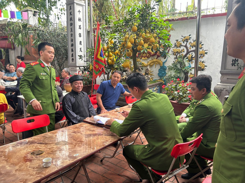 Tổ công tác CAQ Tây Hồ kiểm tra hướng dẫn ban quản lý đình, chùa trên địa bàn nâng cao ý thức chấp hành an toàn PCCC Tổ công tác CAQ Tây Hồ kiểm tra hướng dẫn ban quản lý đình, chùa trên địa bàn nâng cao ý thức chấp hành an toàn PCCC