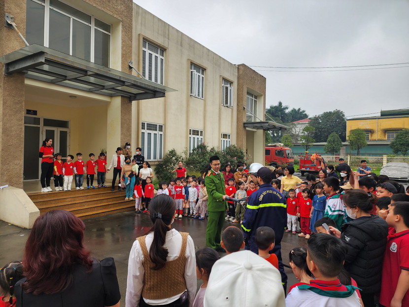Thầy và trò cùng lính cứu hoả hỏi đáp, thực hành những biện pháp an toàn khi sinh tồn trong đám cháy