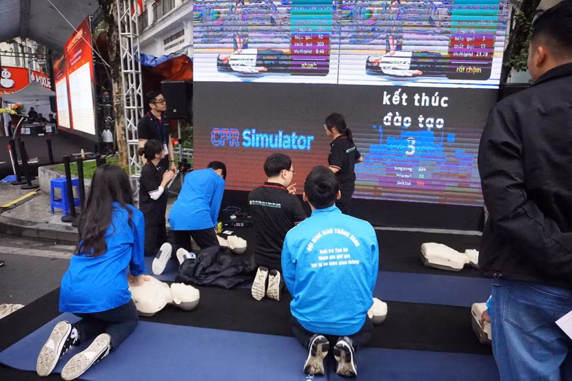 Các học sinh, sinh viên tham gia sử dụng trí tuệ nhân tạo, công nghệ thực tế ảo sử dụng phương tiện chữa cháy, cứu nạn, cứu hộ