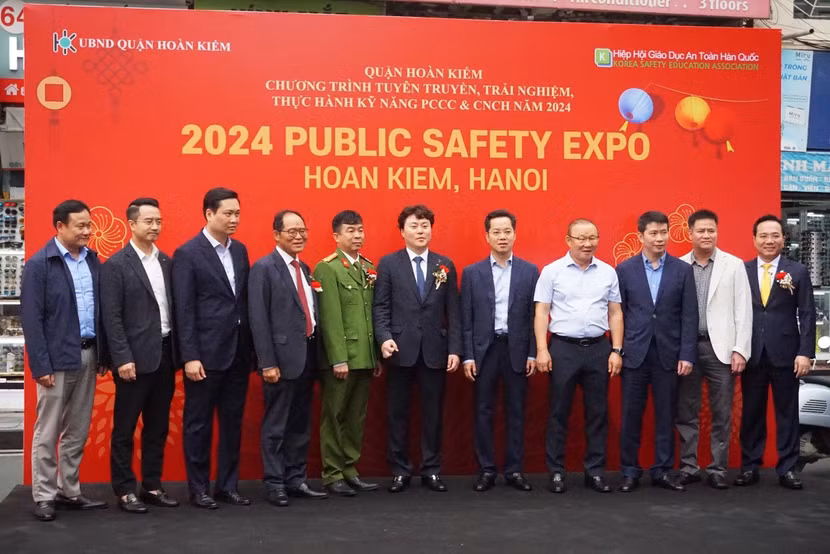 Các đại biểu, chuyên gia tại buổi trải nghiệm ứng dụng trí tuệ nhân tạo, công nghệ thực tế ảo sử dụng phương tiện chữa cháy, cứu nạn, cứu hộ tại quận Hoàn Kiếm