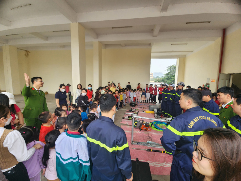 Lực lương Cảnh sát PCCC và CNCH - CAH Gia Lâm cùng thày và trò các trường trên địa bàn tham gia trải nghiệm, làm quen với các phương tiện PCCC