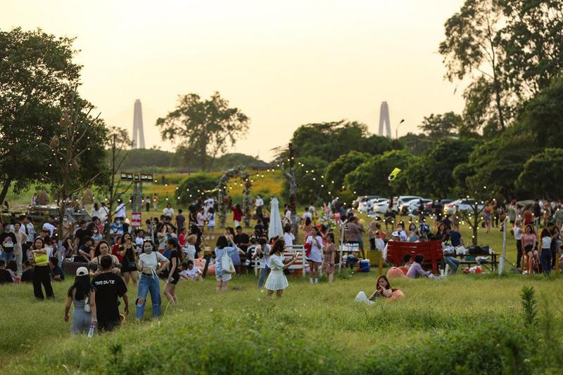 Chủ cơ sở bãi đá sông Hồng bị xử phạt 17,5 triệu đồng về việc cho tập trung đông người trong khi dịch Covid-19 đang có diễn biến phức tạp (Ảnh Zing chụp chiều 23.5)