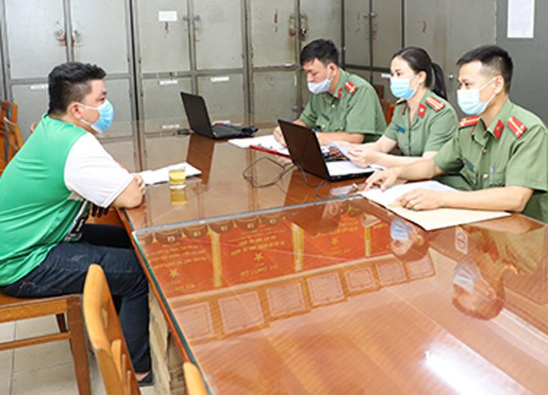 Cơ quan công an ghi lời khai trường hợp Triệu Thành L đăng tin sai sự thật về Covid-19 trên mạng xã hội