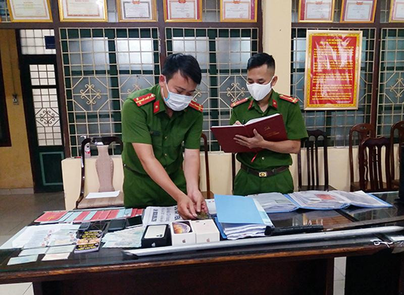 Cơ quan công an thu giữ nhiều tài liệu do nhóm đối tượng cho vay nặng lãi Cơ quan công an thu giữ nhiều tài liệu do nhóm đối tượng cho vay nặng lãi