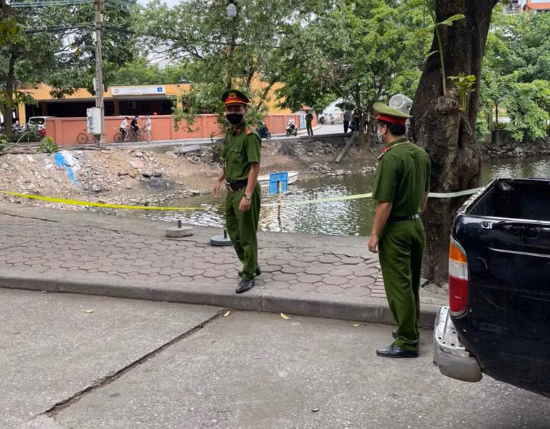 CAQ Tây Hồ bảo vệ hiện trường nơi phát hiện thi thể nam giới nổi trên mặt hồ Hàm Long