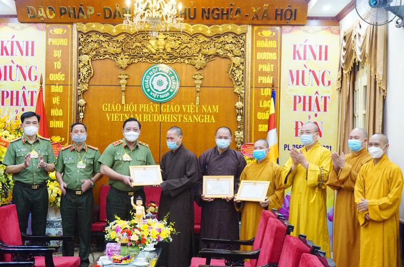 Trung tướng Nguyễn Hải Trung trao Giấy khen tới các Thượng tọa, Đại đức có thành tích trong phong trào toàn dân bảo vệ ANTQ Trung tướng Nguyễn Hải Trung trao Giấy khen tới các Thượng tọa, Đại đức có thành tích trong phong trào toàn dân bảo vệ ANTQ