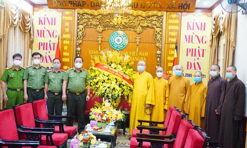 Trung tướng Nguyễn Hải Trung, Giám đốc CATP Hà Nội chúc mừng Hòa thượng Thích Thanh Nhiễu, Phó Chủ tịch Thường trực Hội đồng Trị sự Trung ương Giáo hội Phật giáo Việt Nam nhân dịp Lễ Phật đản năm 2021 Trung tướng Nguyễn Hải Trung, Giám đốc CATP Hà Nội chúc mừng Hòa thượng Thích Thanh Nhiễu, Phó Chủ tịch Thường trực Hội đồng Trị sự Trung ương Giáo hội Phật giáo Việt Nam nhân dịp Lễ Phật đản năm 2021