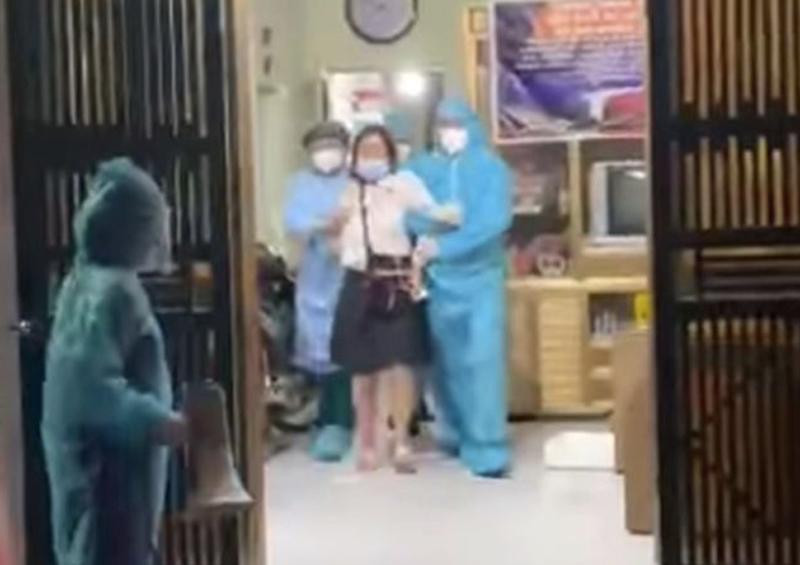 Lực lượng chức năng buộc chị Q đi cách ly do thuộc diện F1 Lực lượng chức năng buộc chị Q đi cách ly do thuộc diện F1