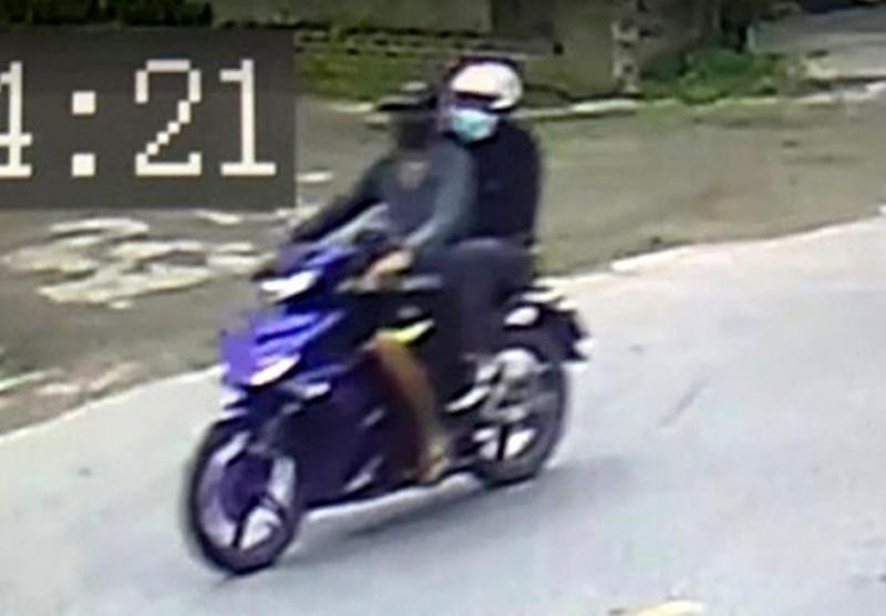 Hình ảnh hai tên cướp giật được kamera an ninh lắp trên đường ghi lại