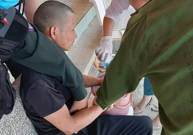 Lực lượng Công an khống chế đối tượng Hùng Lực lượng Công an khống chế đối tượng Hùng