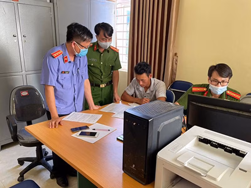 Công an huyện Văn Bàn và VKS ghi lời khai đối tượng Dềnh Công an huyện Văn Bàn và VKS ghi lời khai đối tượng Dềnh