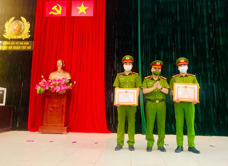 Thừa uỷ quyền của Chủ tịch UBND TP Hà Nội, Đại tá Mai Trọng Thắng - Trưởng Công an quận Tây Hồ trao Bằng khen của Chủ tịch UBND TP cho Thượng úy Đỗ Đức Lưu và Trung úy Lê Ngọc Khánh Thừa uỷ quyền của Chủ tịch UBND TP Hà Nội, Đại tá Mai Trọng Thắng - Trưởng Công an quận Tây Hồ trao Bằng khen của Chủ tịch UBND TP cho Thượng úy Đỗ Đức Lưu và Trung úy Lê Ngọc Khánh