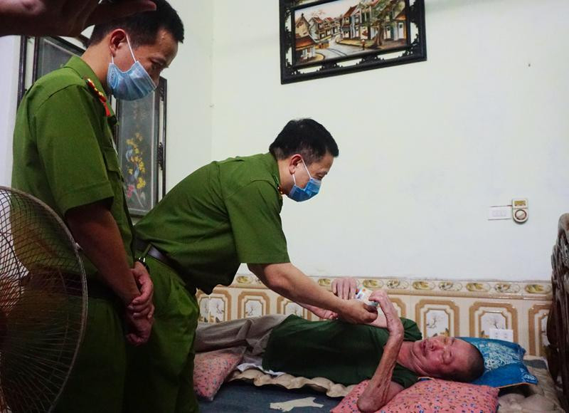 Đại tá Nguyễn Hồng Ky trao thẻ CCCD gắn chip cho ông Phạm Đình Lộc