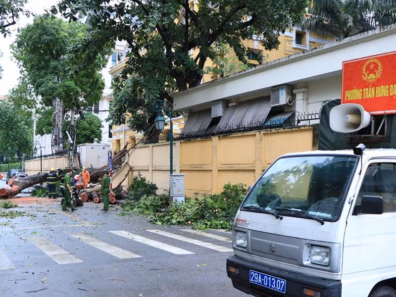 CAP Trần Hưng Đạo phối hợp bảo vệ hiện trường, phân luồng gioa thông để lực lượng CNCH làm nhiệm vụ