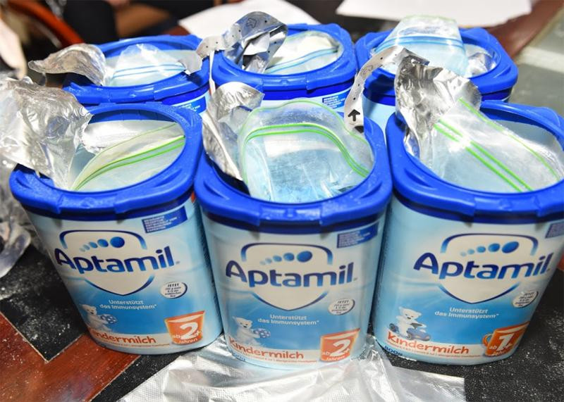 Thủ đoạn của đối tượng cất giấu ma túy vào hộp sữa trẻ em để vận chuyển qua đường hàng không Thủ đoạn của đối tượng cất giấu ma túy vào hộp sữa trẻ em để vận chuyển qua đường hàng không