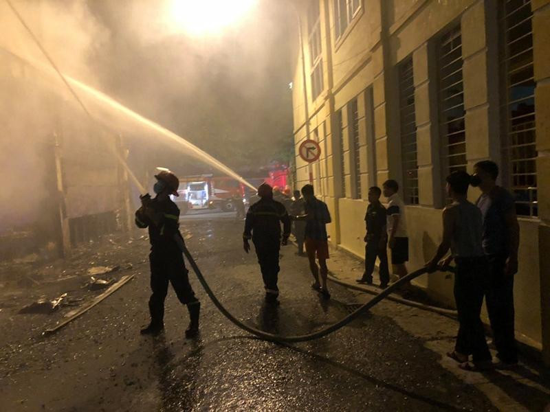 Lực lượng cứu hoả nỗ lực tiếp cận chữa cháy tại vụ cháy phòng trà ở TP Vinh