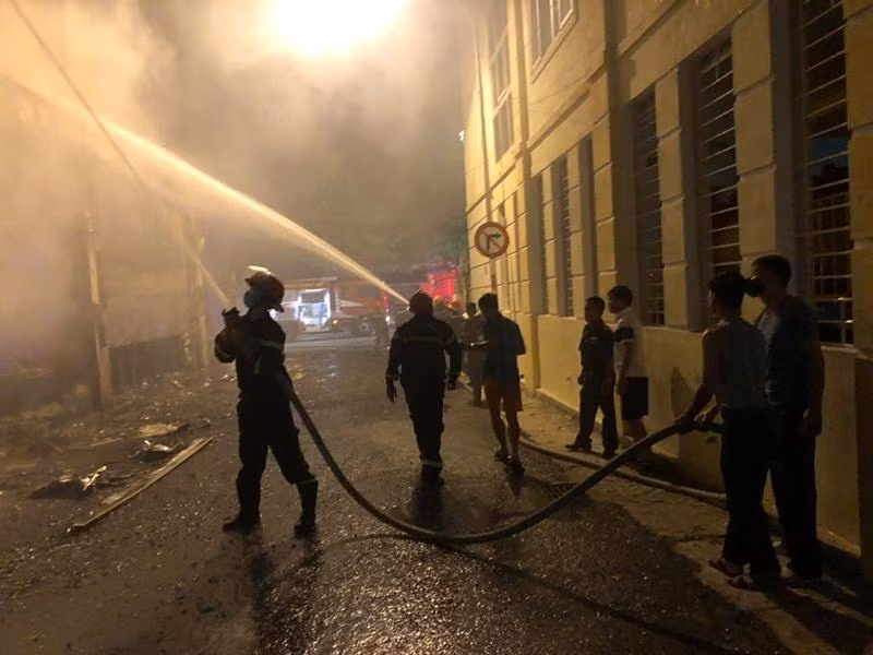 Lực lượng cứu hoả nỗ lực tiếp cận chữa cháy tại vụ cháy phòng trà ở TP Vinh