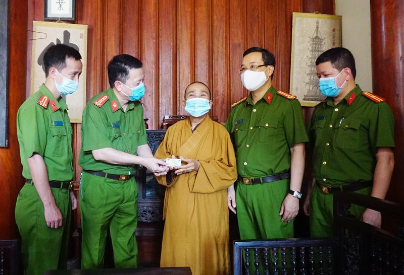 Đại tá Nguyễn Hồng Ky trao thẻ CCCD gắp chip cho Hòa thượng Thích Thanh Chính