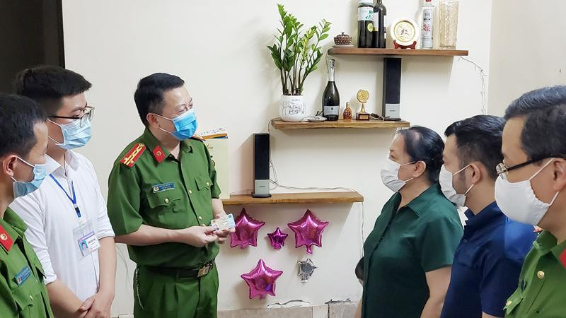 Đại tá Nguyễn Hồng Ky trao thẻ CCCD gắn chip cho hai mẹ con bà Vũ Thị Thêu và anh Nguyễn Bá Vinh ở số 7, ngõ 105, đường Chiến Thắng, phường Văn Quán