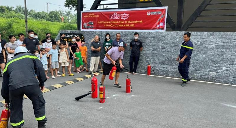 Tại buổi diễn tập, lực lượng Cảnh sát PCCC và CNCH - CAQ Long Biên đã tổ chức tuyên truyền, hướng dẫn kỹ năng PCCC cho cư dân