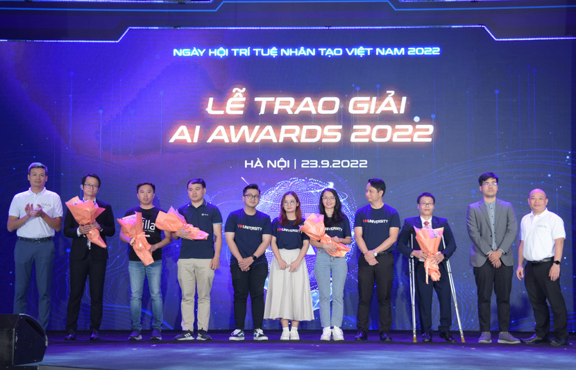 Giải pháp chatbot thông minh cho doanh nghiệp giúp tự động hóa hội thoại đa kênh, đa nền tảng giữa doanh nghiệp và khách hàng