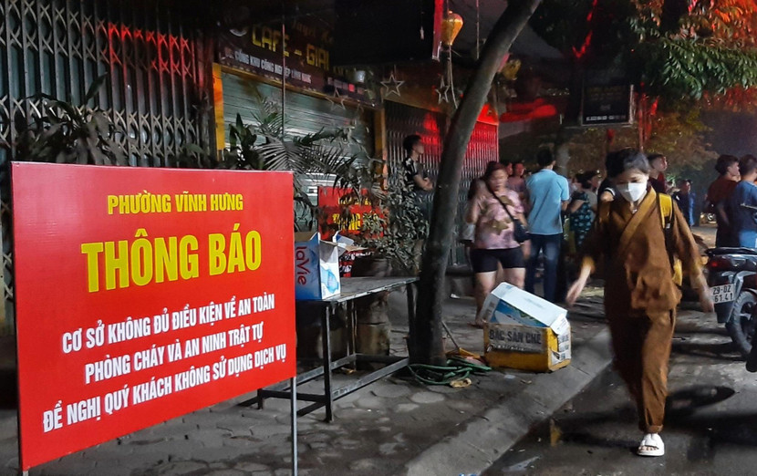 Trước khi xảy cháy, UBND phường Lĩnh Nam đã đặt biển thông báo “cơ sở không đủ điều kiện an toàn Phòng cháy, chữa cháy và an ninh trật tự, đề nghị quý khách không sử dụng dịch vụ”