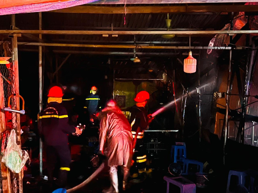 Lực lượng cứu hỏa khống chế đám cháy