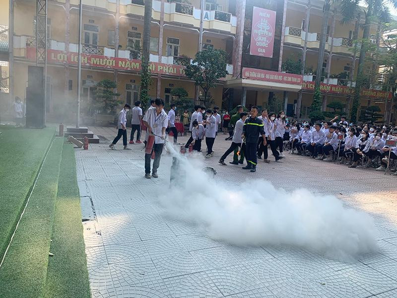 Việc trang bị kiến thức an toàn PCCC và CNCH cho học sinh là một trong những hành trang quan trọng thời điểm cháy, nổ đang có xu hướng phức tạp