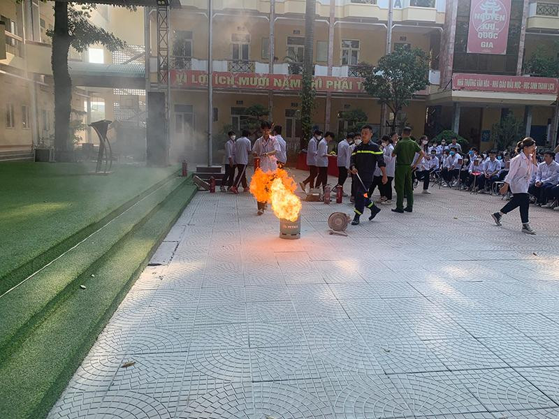 Lực lượng Cảnh sát PCCC và CNCH- CAH Hoài Đức hướng dẫn, trang bị kỹ năng an toàn PCCC cho học sinh trường THPT Hoài Đức A