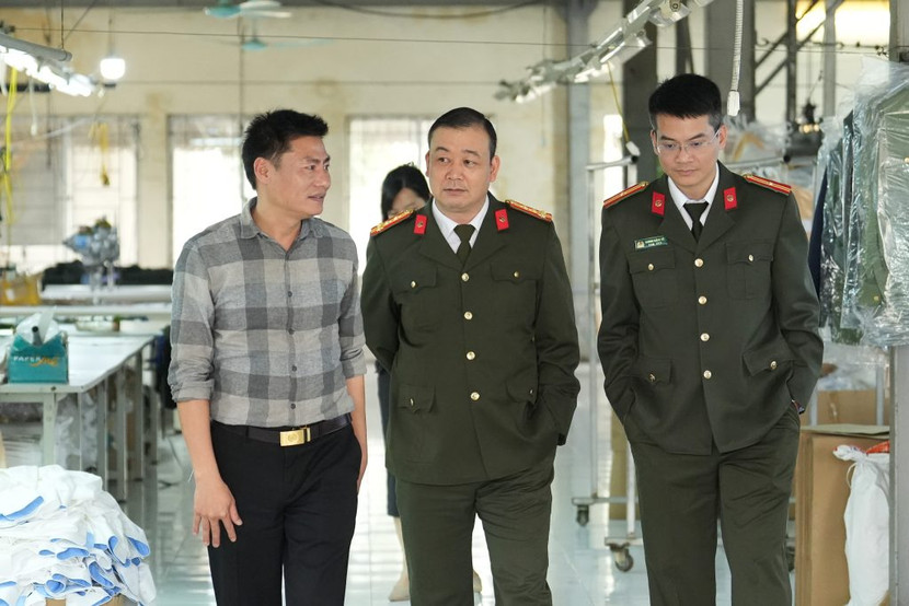 Đại tá Trần Văn Hùng – Chủ tịch kiêm Tổng giám đốc Công ty TNHH MTV Tháng 8 thăm và kiểm tra thực tế tại Xí nghiệp May và Xí nghiệp Cơ Khí – Sửa chữa Ô tô, xe máy trực thuộc công ty Đại tá Trần Văn Hùng – Chủ tịch kiêm Tổng giám đốc Công ty TNHH MTV Tháng 8 thăm và kiểm tra thực tế tại Xí nghiệp May và Xí nghiệp Cơ Khí – Sửa chữa Ô tô, xe máy trực thuộc công ty