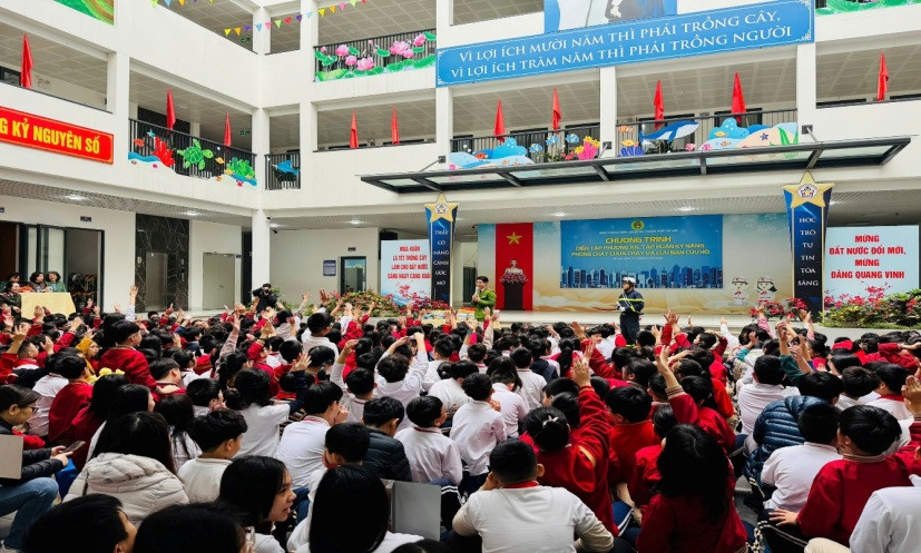 Lực lượng Cảnh sát PCCC&amp;CNCH tuyên truyền, hướng dẫn những kiến thức, kỹ năng đảm bảo an toàn PCCC&amp;CNCH tại trường tiểu học Quang Trung