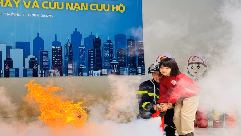 Hướng dẫn các em học sinh thực hành sử dụng phương tiện chữa cháy tại chỗ dập tắt đám cháy