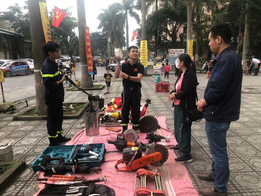 Cảnh sát PCCC và CNCH hướng dẫn cách sử dụng thiết bị PCCC trang bị trong gia đình