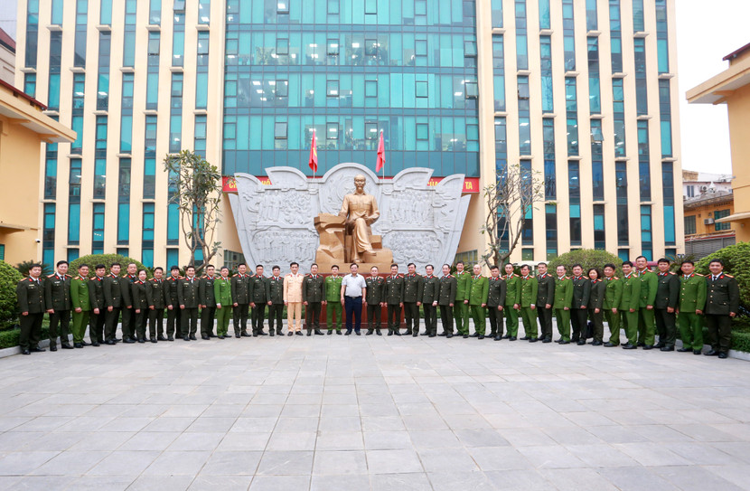 Ban Giám đốc Công an Hà Nội và Thứ trưởng Nguyễn Hải Trung cùng chỉ huy các phòng chức năng thuộc Công an thành phố chụp ảnh lưu niệm Ban Giám đốc Công an Hà Nội và Thứ trưởng Nguyễn Hải Trung cùng chỉ huy các phòng chức năng thuộc Công an thành phố chụp ảnh lưu niệm