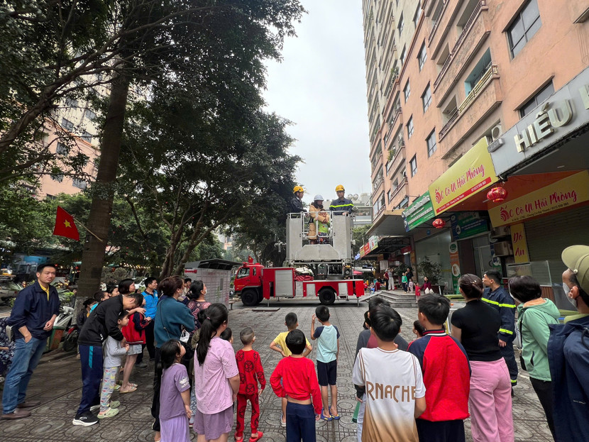 Người dân trải nghiệm thoát nạn từ trên cao xuống đất bằng xe thang