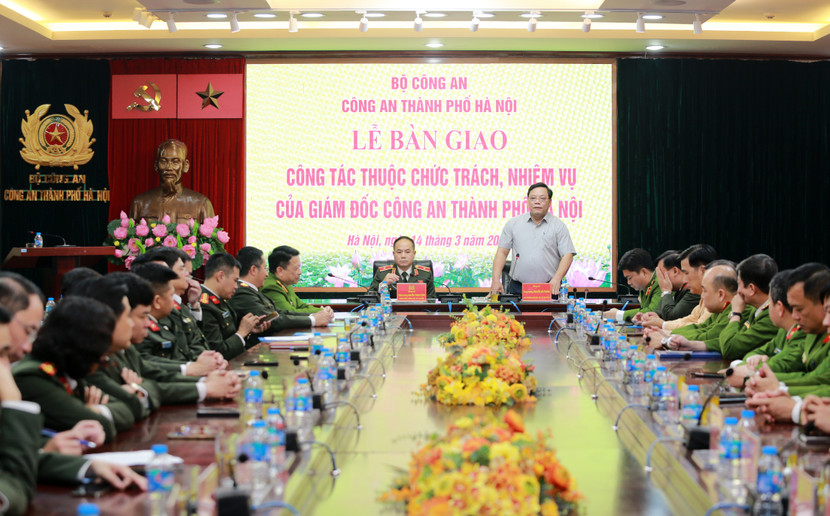 Trung tướng Nguyễn Hải Trung - Thứ trưởng Bộ Dân tộc và Tôn giáo phát biểu tại buổi Lễ bàn giao công tác thuộc chức trách, nhiệm vụ của Giám đốc Công an thành phố Hà Nội Trung tướng Nguyễn Hải Trung - Thứ trưởng Bộ Dân tộc và Tôn giáo phát biểu tại buổi Lễ bàn giao công tác thuộc chức trách, nhiệm vụ của Giám đốc Công an thành phố Hà Nội