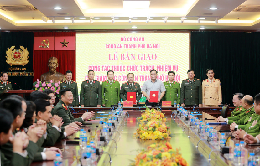Thiếu tướng Nguyễn Thanh Tùng - Giám đốc Công an Hà Nội cùng các đồng chí trong Thường vụ Đảng ủy, Ban Giám đốc Công an thành phố và Thứ trưởng Nguyễn Hải Trung thực hiện Lễ ký bàn giao nhiệm vụ Thiếu tướng Nguyễn Thanh Tùng - Giám đốc Công an Hà Nội cùng các đồng chí trong Thường vụ Đảng ủy, Ban Giám đốc Công an thành phố và Thứ trưởng Nguyễn Hải Trung thực hiện Lễ ký bàn giao nhiệm vụ