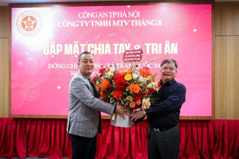 Đại tá Trần Văn Hùng, Chủ tịch kiêm Tổng Giám đốc Công ty TNHH MTV Tháng 8 tặng hoa chúc mừng Thượng tá Trần Quốc Ngọc, người tiền nhiệm của Công ty, vừa nghỉ chế độ Đại tá Trần Văn Hùng, Chủ tịch kiêm Tổng Giám đốc Công ty TNHH MTV Tháng 8 tặng hoa chúc mừng Thượng tá Trần Quốc Ngọc, người tiền nhiệm của Công ty, vừa nghỉ chế độ