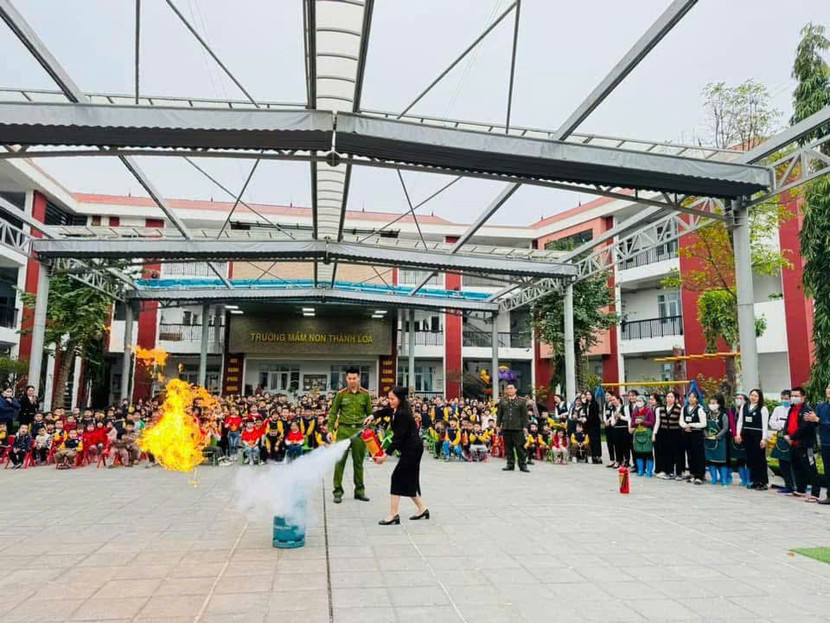 Cảnh sát PCCC và CNCH hướng dẫn giáo viên thực hành sử dụng bình chữa cháy Cảnh sát PCCC và CNCH hướng dẫn giáo viên thực hành sử dụng bình chữa cháy