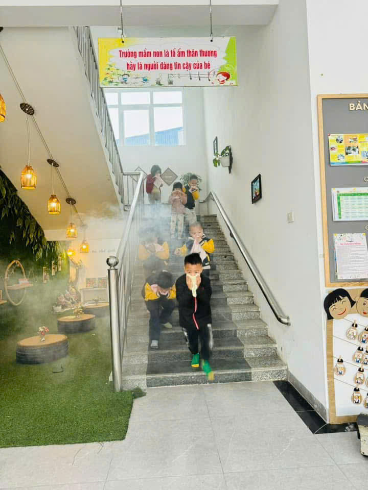 Các học sinh tham gia trải nghiệm thoát nạn trong khói, khí do cháy gây ra Các học sinh tham gia trải nghiệm thoát nạn trong khói, khí do cháy gây ra