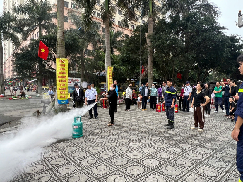 Cảnh sát PCCC và CNCH hướng dẫn kỹ năng dập lửa cho cư dân