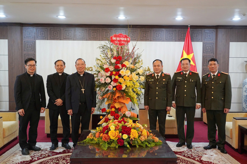 Thiếu tướng Nguyễn Thanh Tùng - Giám đốc CATP Hà Nội tiếp đoàn Tổng giáo phận Hà Nội do Tổng Giám mục Vũ Văn Thiên dẫn đầu đến thăm, làm việc và chúc mừng Công an thành phố Thiếu tướng Nguyễn Thanh Tùng - Giám đốc CATP Hà Nội tiếp đoàn Tổng giáo phận Hà Nội do Tổng Giám mục Vũ Văn Thiên dẫn đầu đến thăm, làm việc và chúc mừng Công an thành phố