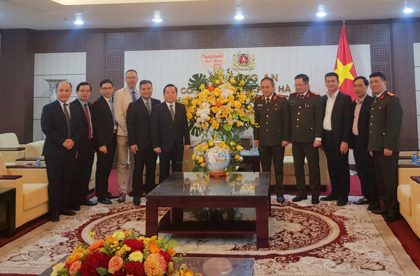 Mục sư Bùi Văn Sản và các thành viên trong đoàn đến thăm, làm việc và chúc mừng Công an Hà Nội Mục sư Bùi Văn Sản và các thành viên trong đoàn đến thăm, làm việc và chúc mừng Công an Hà Nội