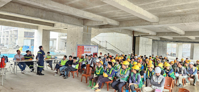 Hơn 150 học viên là cán bộ, công nhân viên làm việc tại dự án “Nhà ở cao tầng kết hợp thương mại dịch vụ và nhà ở thấp tầng Sunshine crystal River” thuộc quận Tây Hồ được trang bị kiến thức kỹ năng an toàn cháy, nổ và thoát nạn Hơn 150 học viên là cán bộ, công nhân viên làm việc tại dự án “Nhà ở cao tầng kết hợp thương mại dịch vụ và nhà ở thấp tầng Sunshine crystal River” thuộc quận Tây Hồ được trang bị kiến thức kỹ năng an toàn cháy, nổ và thoát nạn