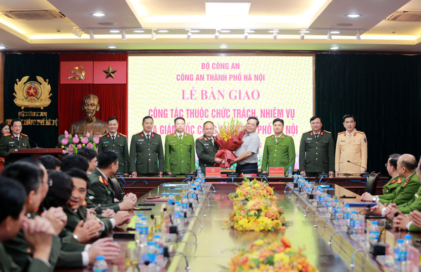 Thiếu tướng Nguyễn Thanh Tùng cùng các đồng chí trong Đảng ủy, Ban Giám đốc Công an Hà Nội tặng hoa chúc mừng Thứ trưởng Nguyễn Hải Trung Thiếu tướng Nguyễn Thanh Tùng cùng các đồng chí trong Đảng ủy, Ban Giám đốc Công an Hà Nội tặng hoa chúc mừng Thứ trưởng Nguyễn Hải Trung