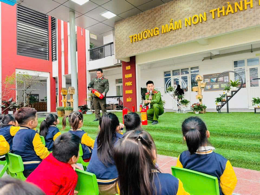 Cảnh sát PCCC và CNCH tuyên truyền, hướng dẫn về phương tiện PCCC Cảnh sát PCCC và CNCH tuyên truyền, hướng dẫn về phương tiện PCCC