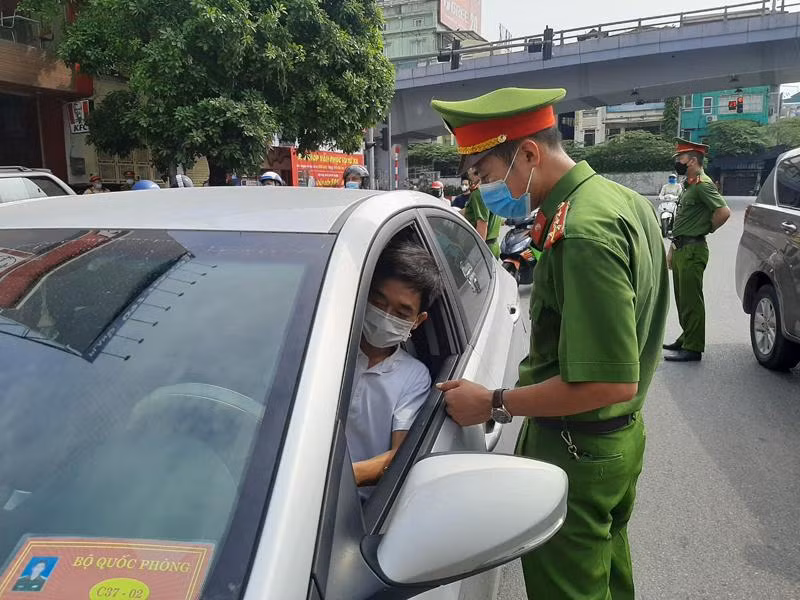 CAQ Tây Hồ tuyên truyền nhắc nhở người dân chấp hành quy định, tuân thủ công tác phòng chống dịch