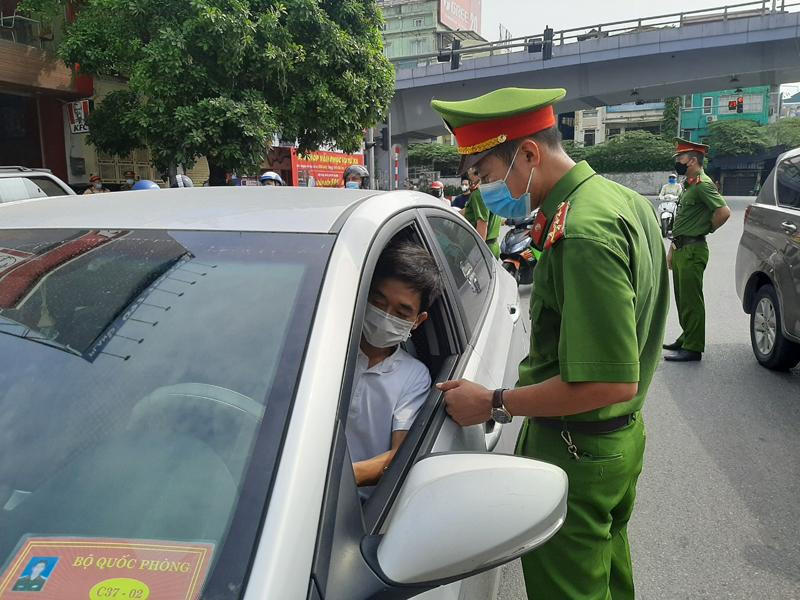 CAQ Tây Hồ tuyên truyền nhắc nhở người dân chấp hành quy định, tuân thủ công tác phòng chống dịch